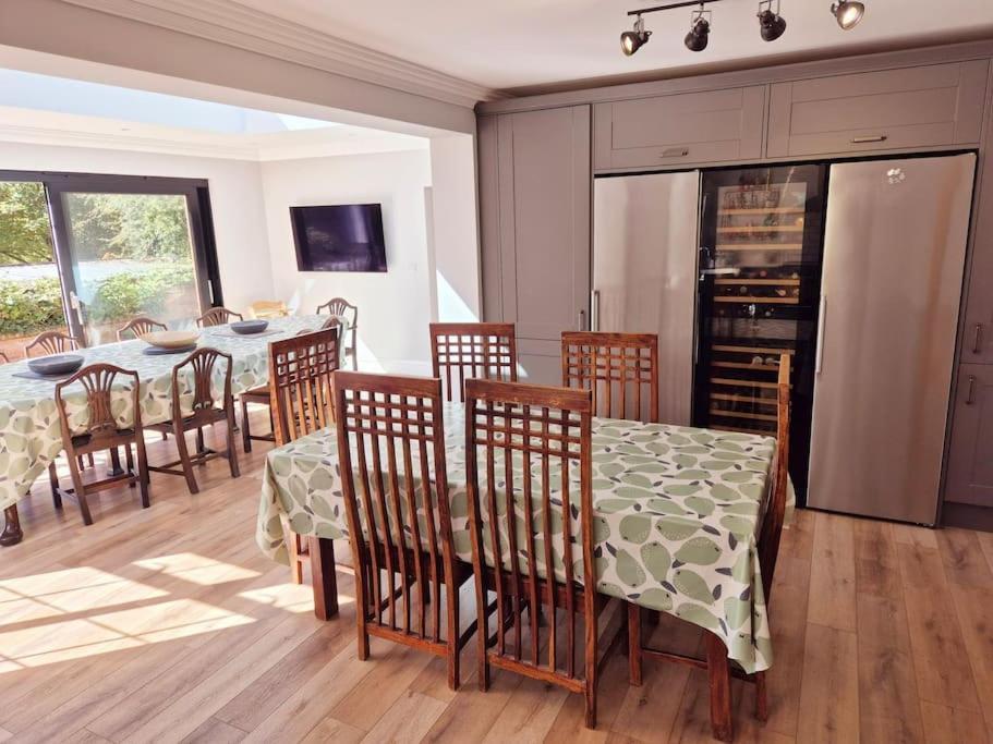 Large 4 Bedroom House On The River Wensum Sleeps 13 نورويش المظهر الخارجي الصورة