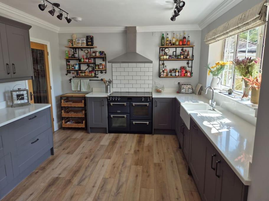 Large 4 Bedroom House On The River Wensum Sleeps 13 نورويش المظهر الخارجي الصورة