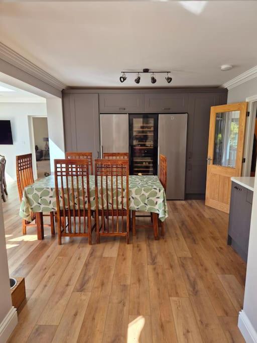 Large 4 Bedroom House On The River Wensum Sleeps 13 نورويش المظهر الخارجي الصورة