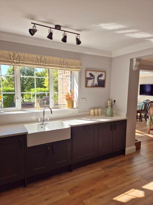 Large 4 Bedroom House On The River Wensum Sleeps 13 نورويش المظهر الخارجي الصورة