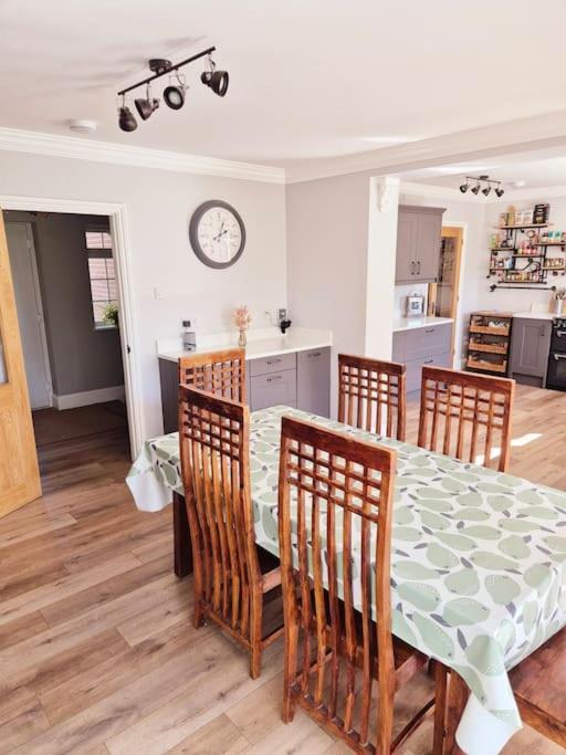 Large 4 Bedroom House On The River Wensum Sleeps 13 نورويش المظهر الخارجي الصورة